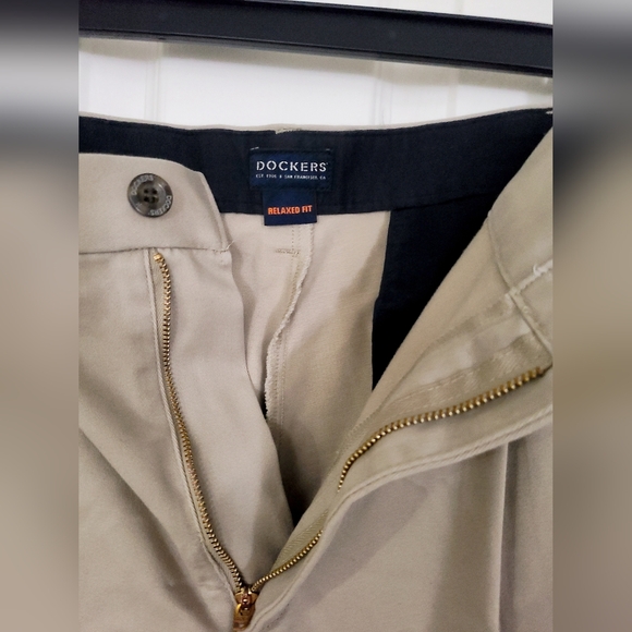 Dockers Khaki Pants Mens Size 40x30 Tan Pocket Pleated Front Relaxed Comfort Fit - Picture 3 of 9